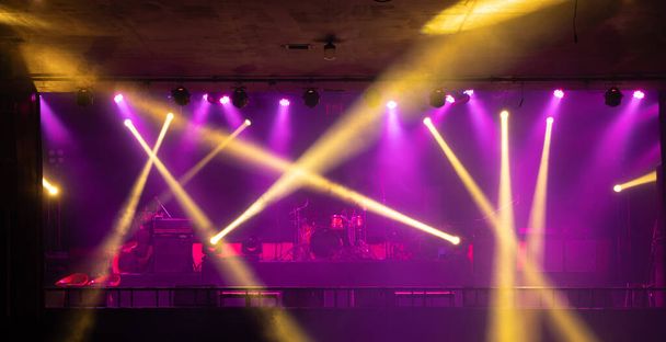 Concerto de palco vazio com iluminação colorida raio laser show de holofotes em discoteca bar bar fundo para festa música dança festival desempenho. Vida nocturna divertida. Evento de celebração. - Foto, Imagem