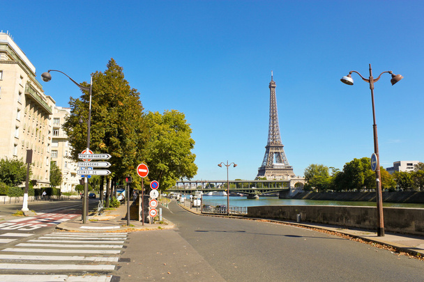 Paris street, a Szajna, a bir hakeim híd és a eiffel-torony - Fotó, kép