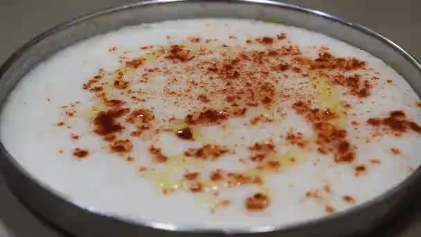 esparcir aceite con espátula en dhokla blanca, plato de gujrati hecho de aceite blanco para untar con espátula en dhokla blanca, plato de gujrati hecho de masa blanca - Metraje, vídeo