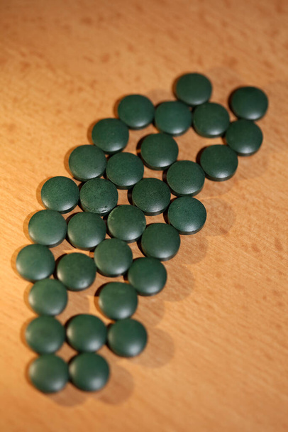 Зеленые пилюли макро фон spirulina platensis супер питание современное высокое качество печати - Фото, изображение