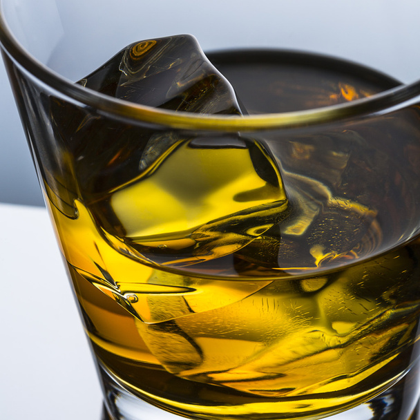 Whiskey glass reflection ice drink bourbon rocks alcoholic alcohol scotland spirit tennessee - Foto, imagen