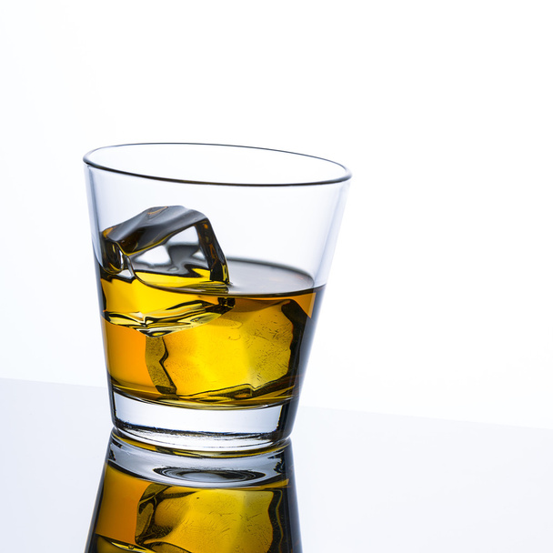 whiskey üveg elmélkedés jeges italt bourbon sziklák alkoholtartalmú alkohol Skócia szellem tennessee - Fotó, kép