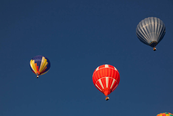αερόστατα θερμού αέρα - έννοια ελευθερίας και περιπέτειας - Φωτογραφία, εικόνα