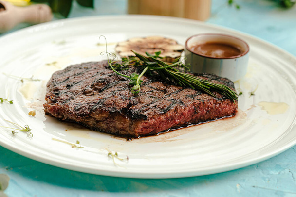 Grilled beef steak medium roast with rosemary - Foto, immagini