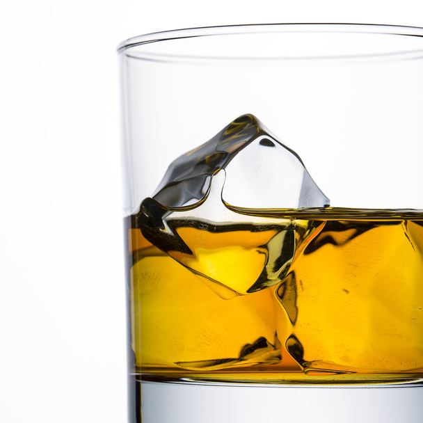 Whiskey hielo-libre de vidrio primer plano placa aislado bourbon rocas escocés alcohol tennessee
 - Foto, imagen