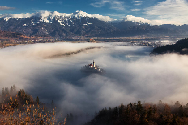 καταπληκτική ανατολή στη λίμνη Bled από Ojstrica άποψη, Σλοβενία, Ευρώπη - ταξιδιωτικό υπόβαθρο - Φωτογραφία, εικόνα