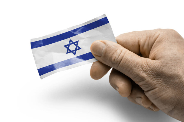 Рука держит карту с национальным флагом Израиля - Фото, изображение