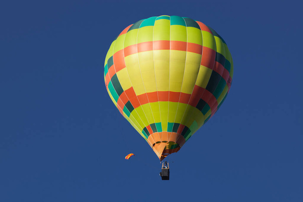 horkovzdušné balóny - koncepce svobody a dobrodružství - Fotografie, Obrázek