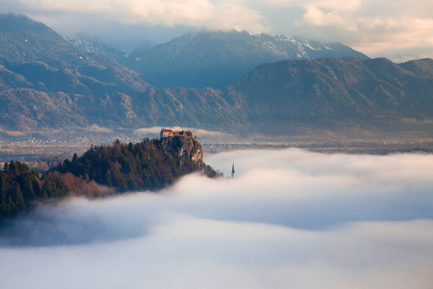 καταπληκτική ανατολή στη λίμνη Bled από Ojstrica άποψη, Σλοβενία, Ευρώπη - ταξιδιωτικό υπόβαθρο - Φωτογραφία, εικόνα
