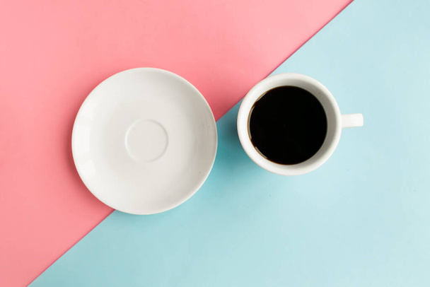 tasse de café sur fond géométrique, concept minimal - Photo, image