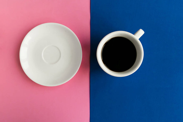 šálek kávy na geometrickém pozadí, minimální koncept - Fotografie, Obrázek