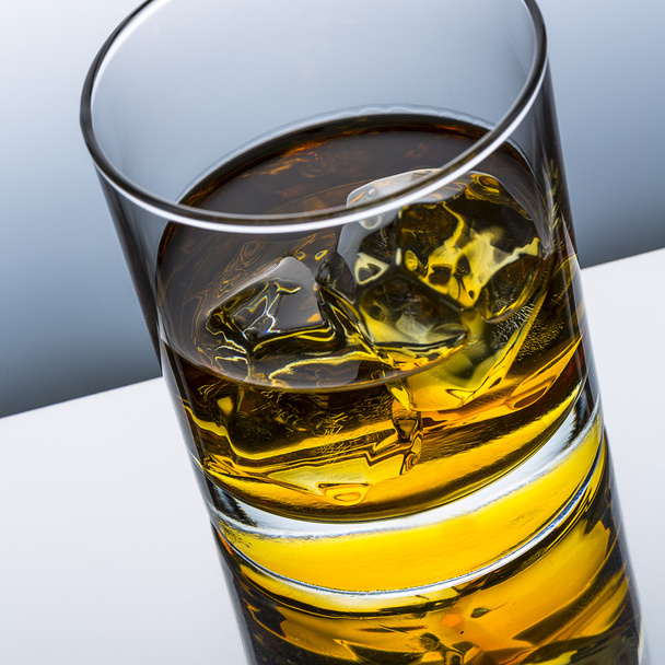 Whiskey glass reflection ice drink bourbon rocks alcoholic alcohol scotland spirit tennessee - Fotografie, Obrázek