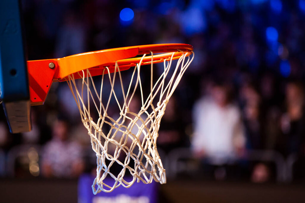 Баскетбольное кольцо в красных неоновых огнях - Фото, изображение
