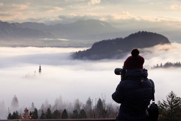 Fotoğrafçı kadın Ojstrica 'nın bakış açısından gölün doğuşunu fotoğraflıyor. Slovenya, Avrupa - seyahat arkaplanı - Fotoğraf, Görsel