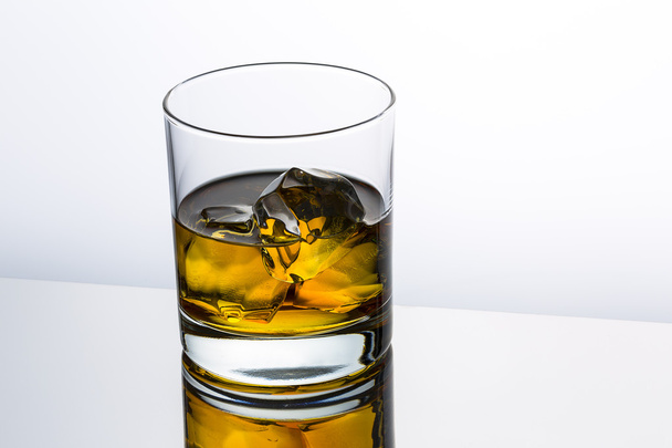 Whiskey glass reflection ice drink bourbon rocks alcoholic alcohol scotland spirit tennessee - Φωτογραφία, εικόνα