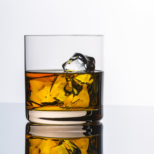 Whisky verre réflexion glace boisson bourbon roches alcool alcoolique écossais esprit tennessee
 - Photo, image
