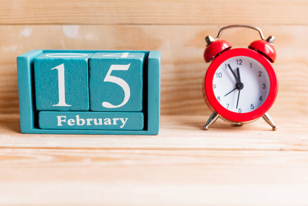 Február 15. Kék kocka naptár hónap és dátum a fa háttér. - Fotó, kép