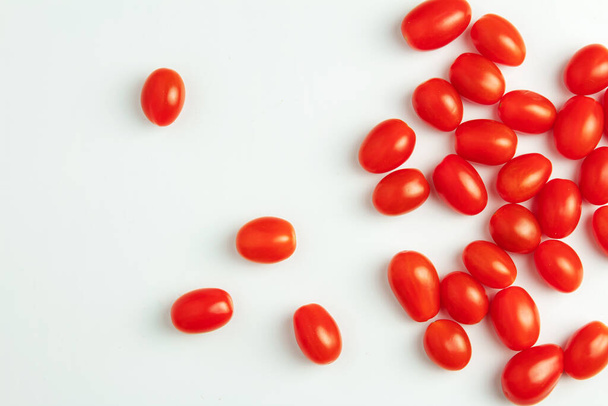 Tomates cheri sobre fondo blanco vista superior, palabra cheri, en primer plano, aislado - Foto, Imagen