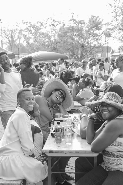 JOHANNESBURG, SOUTH AFRICA - Jan 05, 2021: Soweto, South Africa - September 17, 2017: Diverse African people at a bread based street food outdoor festival - Foto, imagen