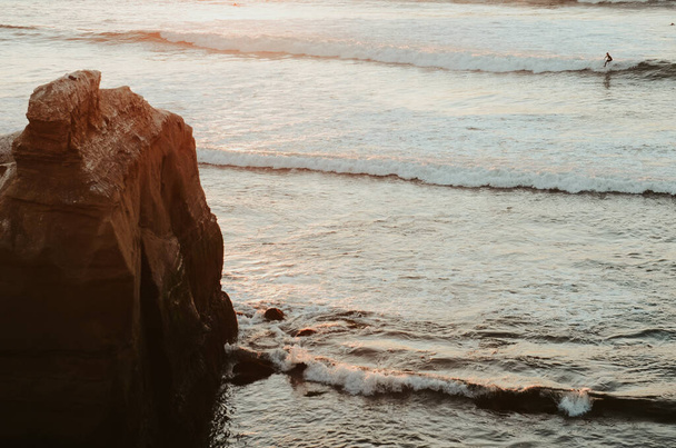 Um close-up de uma rocha cercada pelo mar sob a luz solar brilhante - ótimo para papéis de parede - Foto, Imagem