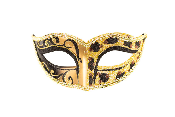 Máscara de carnaval con adorno negro y dorado aislado sobre un fondo blanco. - Foto, Imagen