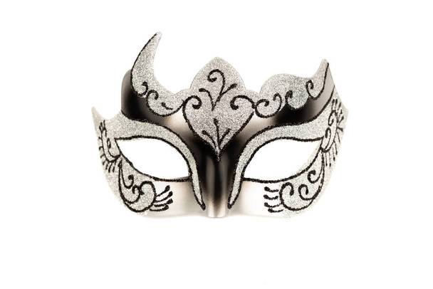 Masque de carnaval avec ornement gris et noir isolé sur fond blanc. - Photo, image