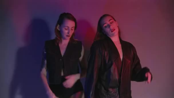 Video de chicas bailando en luz roja y azul - Imágenes, Vídeo