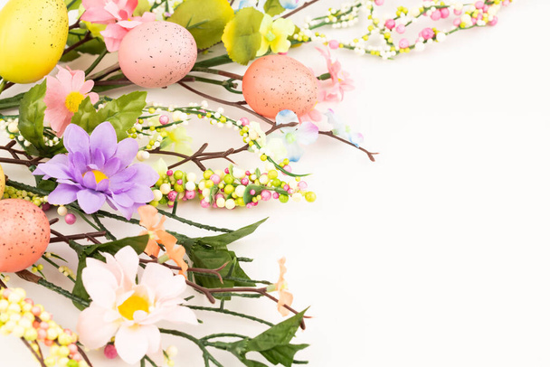 Huevos y flores de Pascua sobre fondo blanco. - Foto, imagen