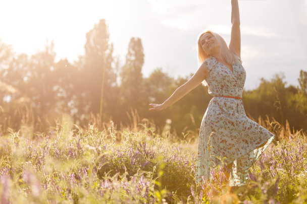 Retrato brilhante de mulher feliz no campo de verão - Foto, Imagem