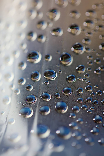 Gotas de agua en botella de plástico macro fondo impresión de alta calidad - Foto, Imagen