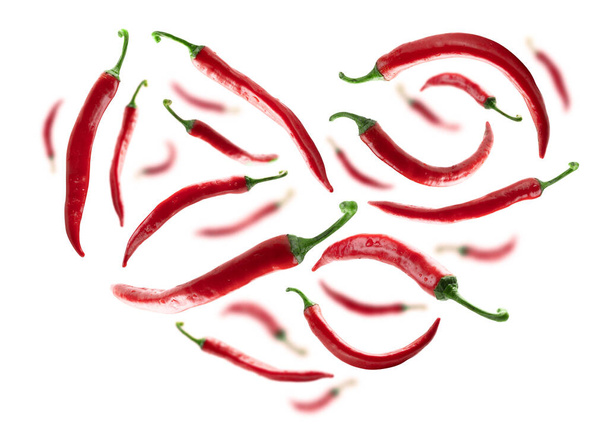 Czerwony gorący pieprz w kształcie serca na białym tle - Zdjęcie, obraz