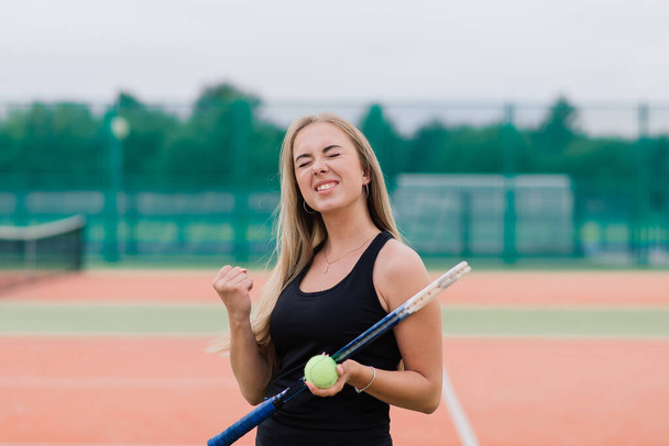 Τουρνουά τένις. Γυναίκα παίκτης στο γήπεδο τένις πηλό - Φωτογραφία, εικόνα