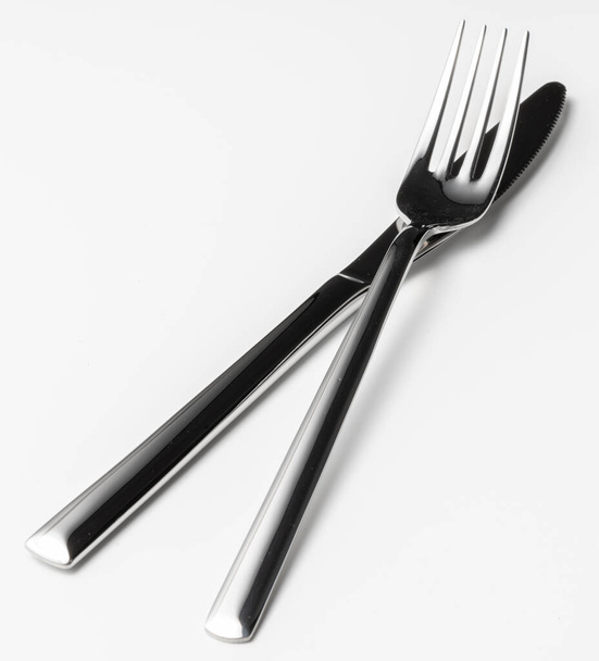 вилка и нож изолированы на белом фоне - Фото, изображение
