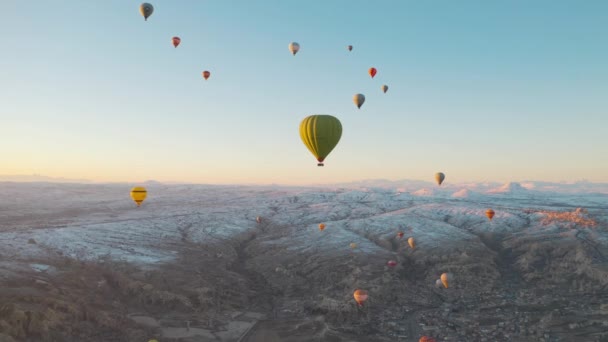 Luchtfoto van sprookjesschoorstenen. Luchtballonnen vliegen in Cappadocië. 4K Beelden - Video