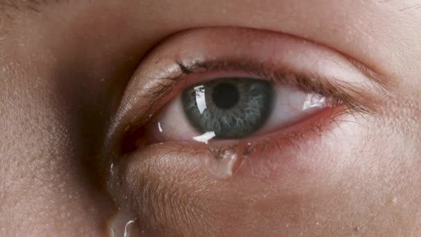 Primo piano video di donne lacrimazione occhio - Filmati, video