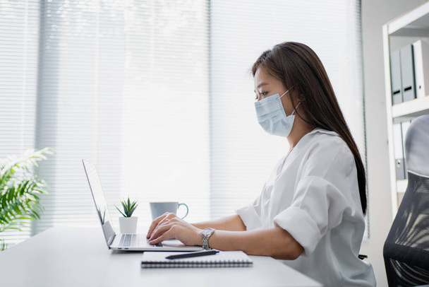 Unternehmerinnen fühlen sich krank. Sie trägt Masken, um ihre Gesundheit im Büro zu schützen und zu schützen. - Foto, Bild