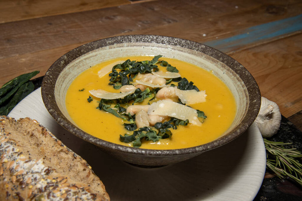 Pyszna miska Kale Fasoli i Zimowej Zupy Korzennej w misce w kuchni - Zdjęcie, obraz