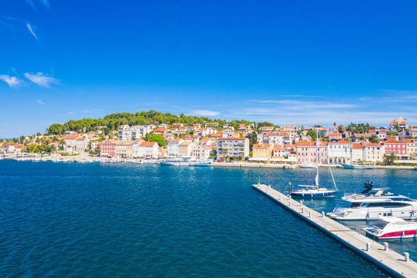 クロアチアのロシンジ島のマリ・ロシンジ町のマリーナ、アドリア海沿岸 - 写真・画像