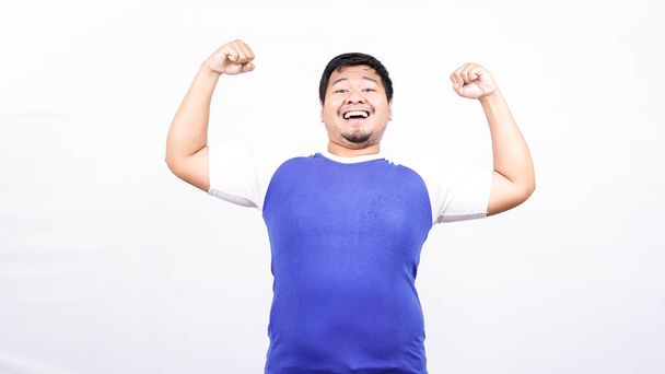 lustige asiatische Mann starke Geste isoliert weißen Hintergrund - Foto, Bild