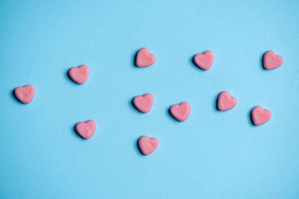 heart shaped paper hearts on blue background - Foto, Bild