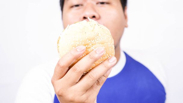 asiatique homme prêt à manger hamburger isolé fond blanc - Photo, image