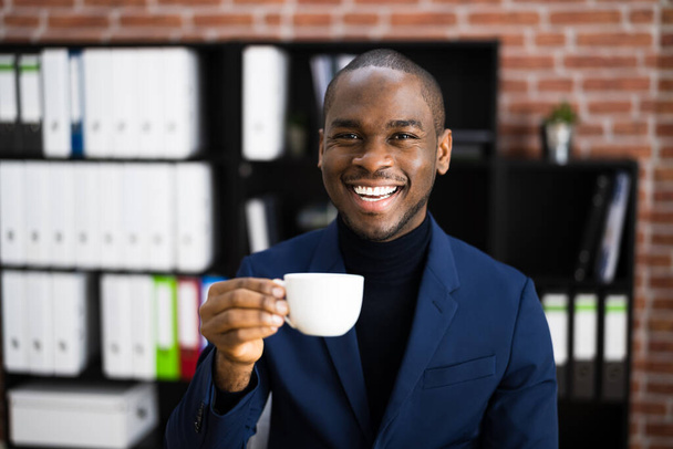 African American Business Man Virtual Coffee Break - Foto, imagen