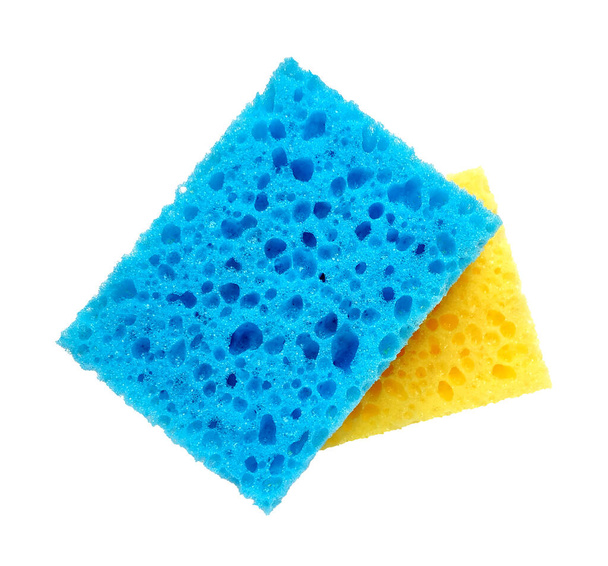 Μπλε και κίτρινο ορθογώνιο πορώδες σφουγγάρια πλύσης που απομονώνονται σε λευκό φόντο - Φωτογραφία, εικόνα