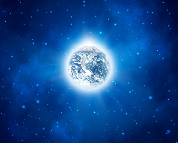 Erde mit einem strahlend weißen Heiligenschein inmitten eines blauen Sternenraums. Elemente dieses Bildes stammen von der NASA - Foto, Bild