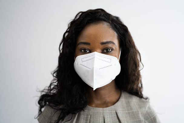 American African Woman In FFP2 Face Mask - Valokuva, kuva