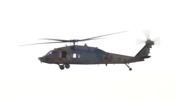 Helicóptero de falcão negro em voo, Sul de IsraelLongo tiro de idf Treino de helicóptero de falcão negro, Planícies da Judéia, Israel - Filmagem, Vídeo