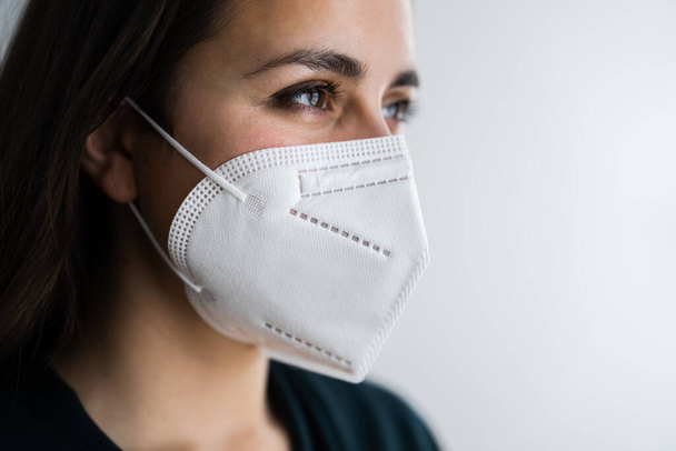 Receptionist Woman In Medical FFP2 Face Mask - Foto, immagini