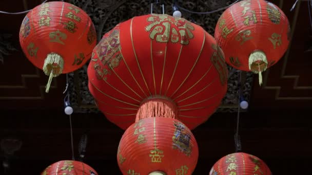 китайские новогодние фонари в китайском квартале, текст благословения означает удачи, богатства и здоровья. - Кадры, видео