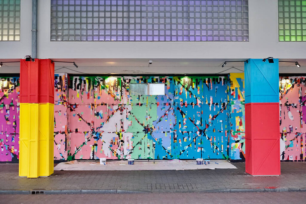 Arte abstracto colorido en el exterior de la planta baja - Foto, Imagen