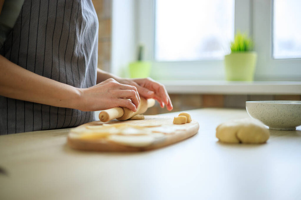 Woman preparing rolling pin dough for traditional italian ravioli - Foto, Bild